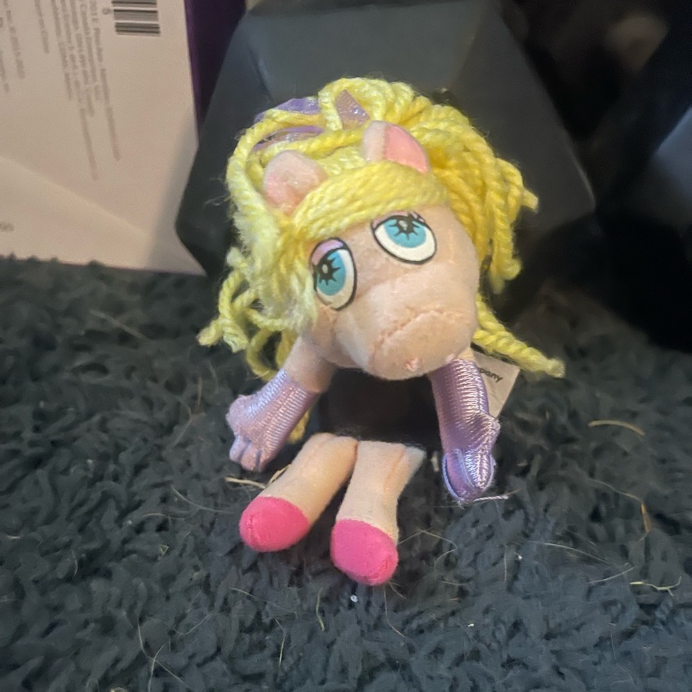 Missy Piggy Starbucks finger puppet